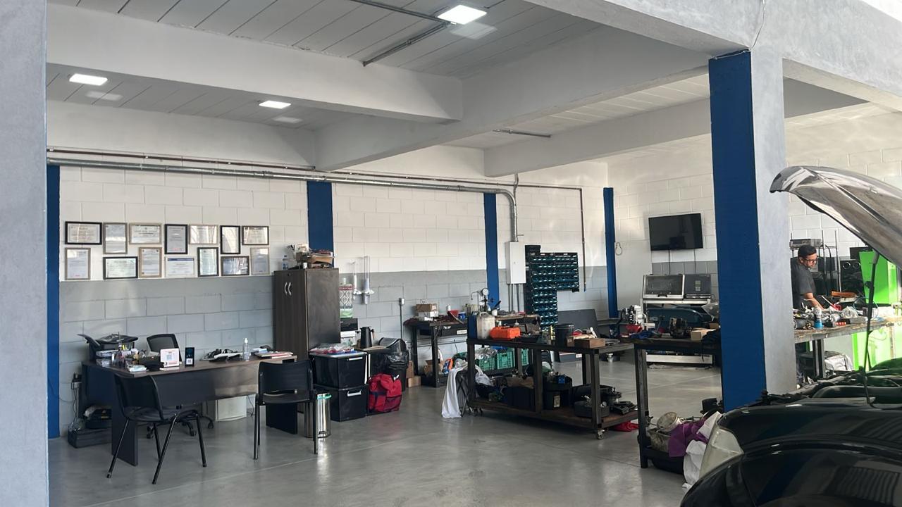 Interior da oficina com bancadas e equipamentos
